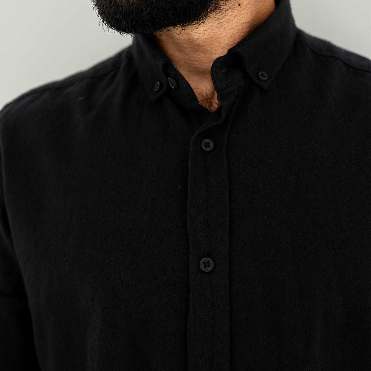 قميص صوف سادة اسود Secondary image